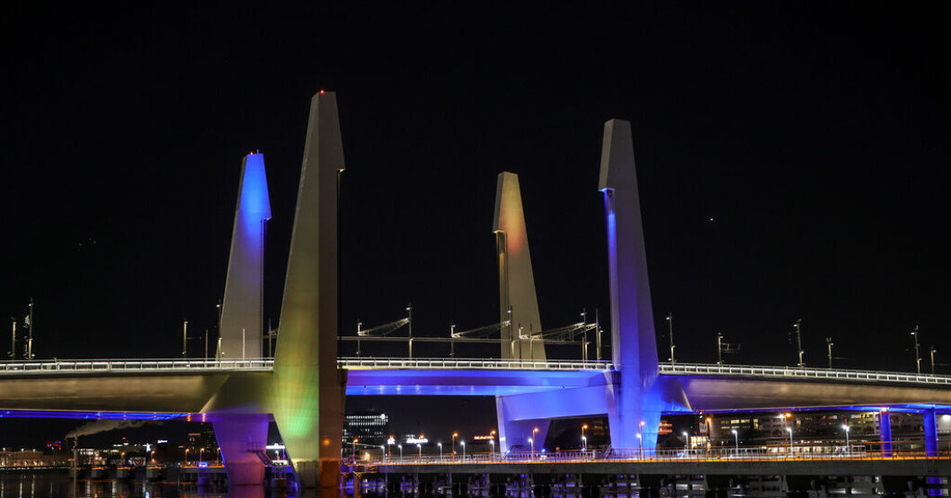 Hisingsbron stängd, efter att ha fastnat i öppet läge tidigare under kvällen. Hisingsbron fastnade – folk klättrade över: ”Kalabalik”