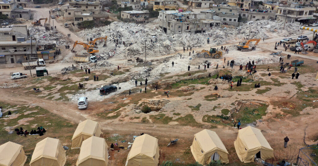 Hjälpbehovet är enormt efter jordbävningen, konstaterar Världshälsoorganisationen WHO. I Harem i syriska Idlib har hjälparbetare satt upp tält för de drabbade. WHO: Nära 26 miljoner påverkade av jordbävning