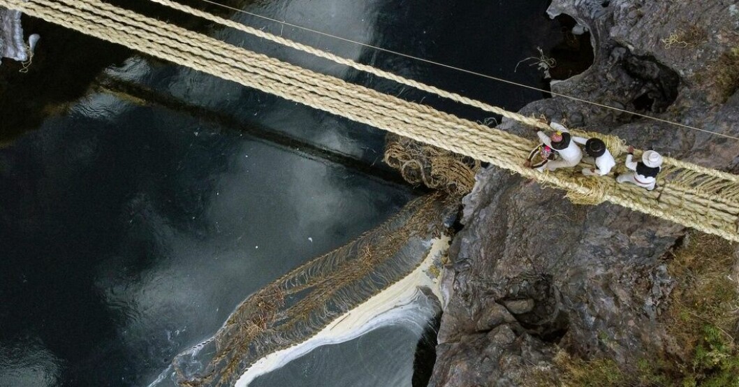 Hisnande renovering av peruansk hängbro