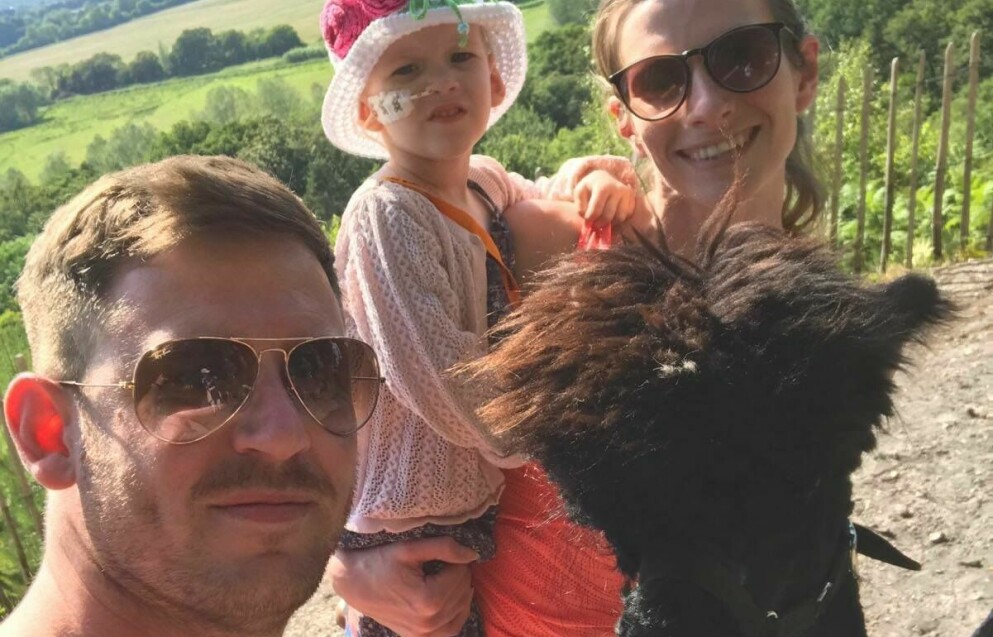 Breya Ward, 7, diagnosticerades med aggressiv cancer när hon bara var 18 månader gammal. Här är hon tillsammans med föräldrarna Ollie Ward och Holly Robinson. Ollie Ward, Breya Ward och Holly Robinson