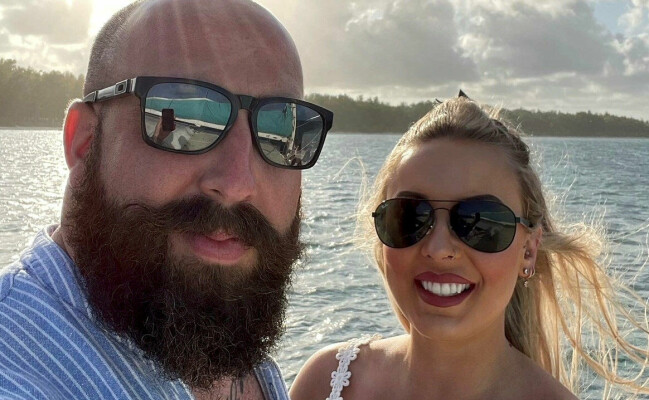 Amy och Callum såg fram emot en underbar bröllopsresa på Mauritius, men så blev inte fallet. Callum och Amy på bröllopsresan.