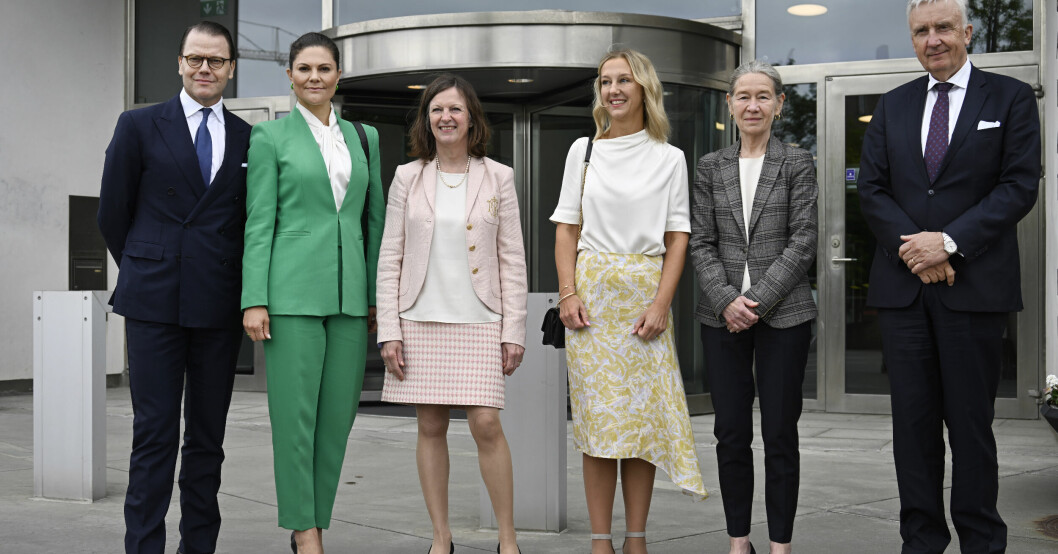 Prins Daniel och kronprinsessan Victoria tillsammans med hovrättspresident Ylva Norling Jönsson, administrativ direktör Emma Regnér, Skånes landshövding Anneli Hulthén och riksmarskalk Fredrik Wersäll.