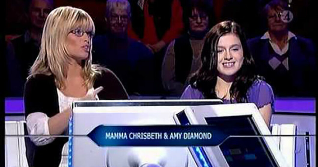 Amy tillsammans med sin mamma Chrisbeth i “Postkodmiljonären”. Foto: TV4 Amy till