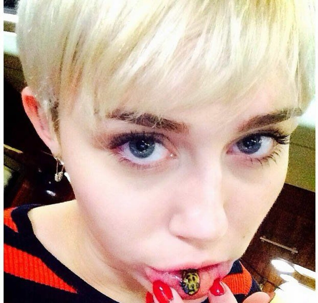 Via <a href="http://img2-3.timeinc.net/people/i/2014/news/140331/miley-cyrus-600.jpg">People</a> http-::l2.yimg.com:bt:api:res:1.2:n40g89dbNdwtFwYHHflgSQ--:YXBwaWQ9eW5ld3M7cT04NTt3PTYzMA--:http-::l.yimg.com:os:publish-images:omg:2014-03-15:87b6cdd0-ac37-11e3-9ae2-1987fb8c5166_miley-cyrus-lip-tattoo