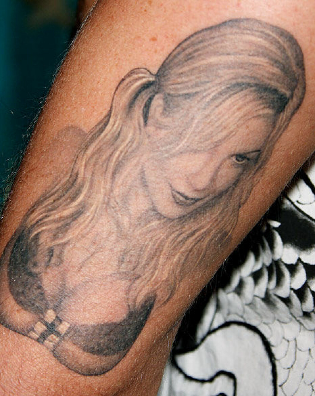 Foto: <a href="https://www.google.se/search?q=tori+spelling+tattoo&espv=2&biw=1549&bih=854&source=lnms&tbm=isch&sa=X&ved=0CAYQ_AUoAWoVChMIlLLunJPqxwIViZAsCh2FtAMa#tbm=isch&q=tori+spelling+tattoo+starcasm&imgrc=QkSvb8VeSiVjUM%3A">Starcasm</a> http-::starcasm.net:wp-content:uploads:2014:05:deantoritattoo