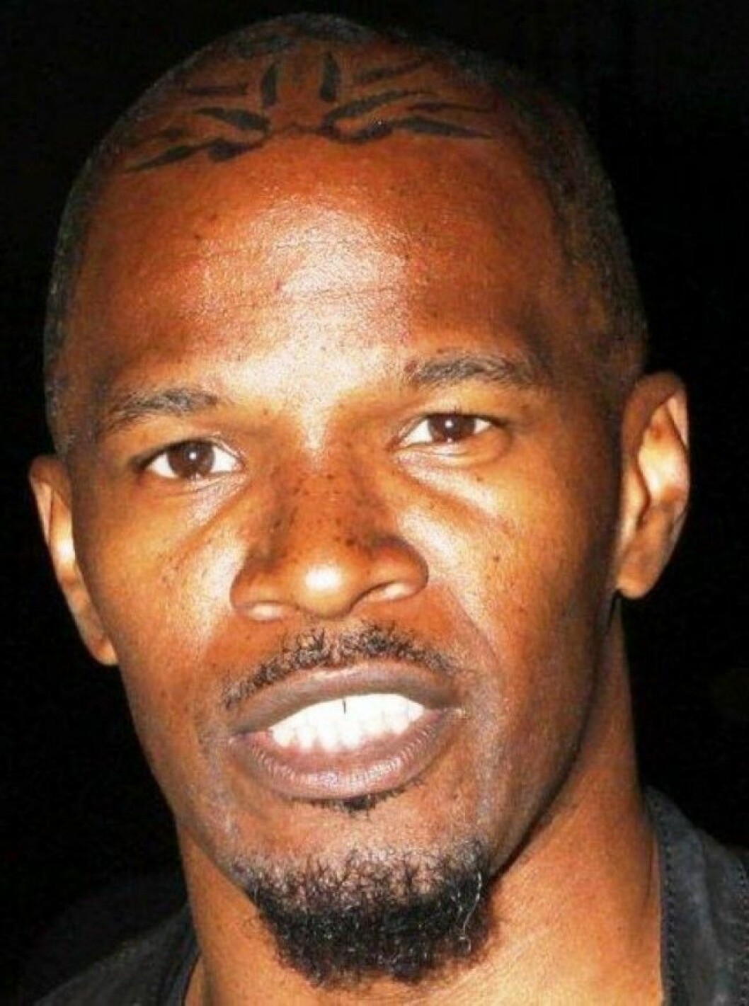 Foto: <a href="http://http-::www.trendirstyles.com:wp-content:uploads:2014:04:jamie-foxx-tattoo-removal">Trendirstyles</a> http-::www.trendirstyles.com:wp-content:uploads:2014:04:jamie-foxx-tattoo-removal