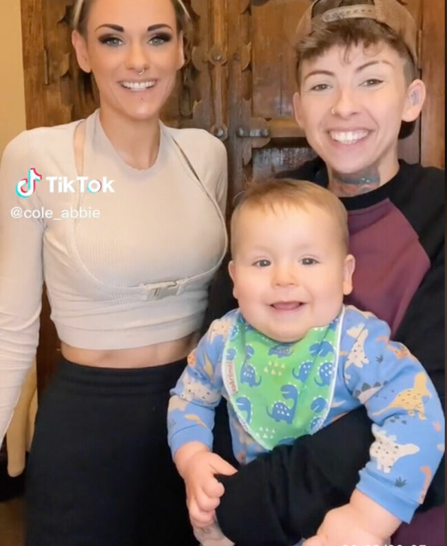 Sonen Hudson är bara ett år, men nästan hälften så lång som mamma Cole. Abbie, Cole och sonen Hudson.