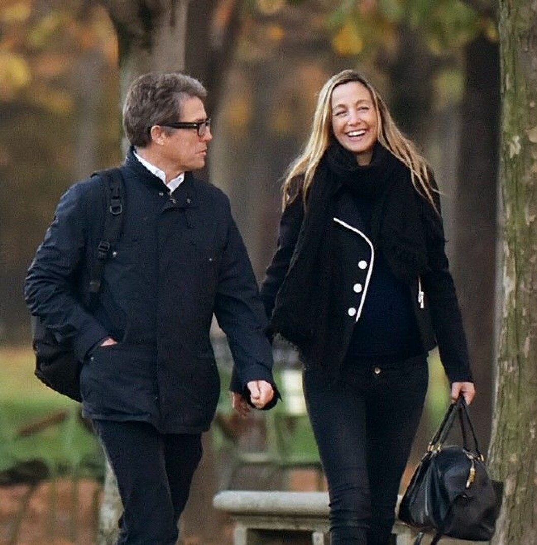 Hugh Grant och Anna Eberstein på romantisk promenad i Paris tidigare i höstas. Hugh Grant och Anna Eberstein på romantisk promenad i Paris tidigare i höstas. Foto: IBL