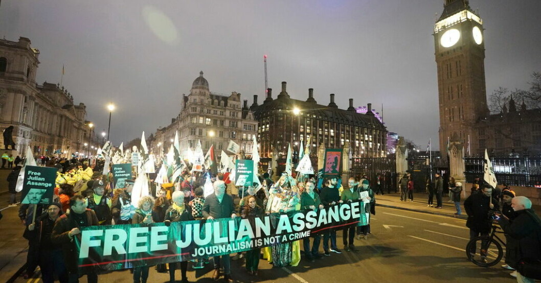 Hundratals aktivister som kräver att Wikileaksgrundaren Julian Assange friges deltog i en karnevalsliknande protestmarsch i London på lördagskvällen. Karnevalsprotest till stöd för Assange i London