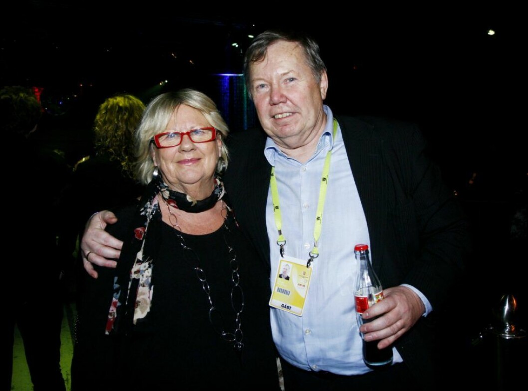 Hustrun Britt-Marie tar hand om Bert Karlsson.