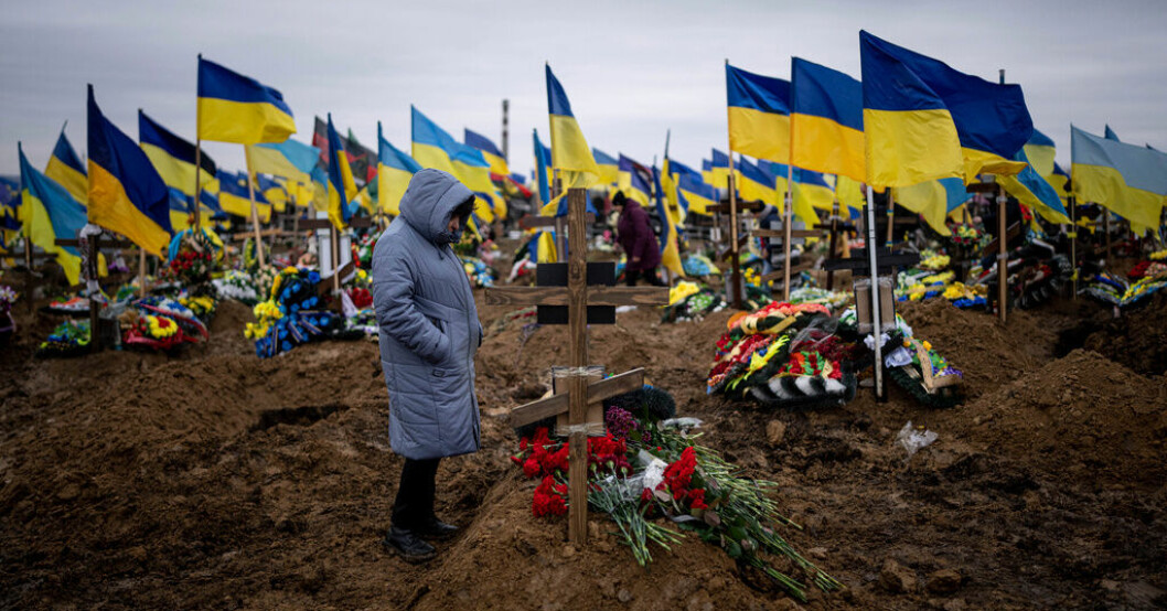 Hustrun till den omkomna ukrainske soldaten Serhij Klymenkos besöker hans grav utanför Charkiv, Ukraina. Arkivbild Svårt att dränera Putins krigskassa