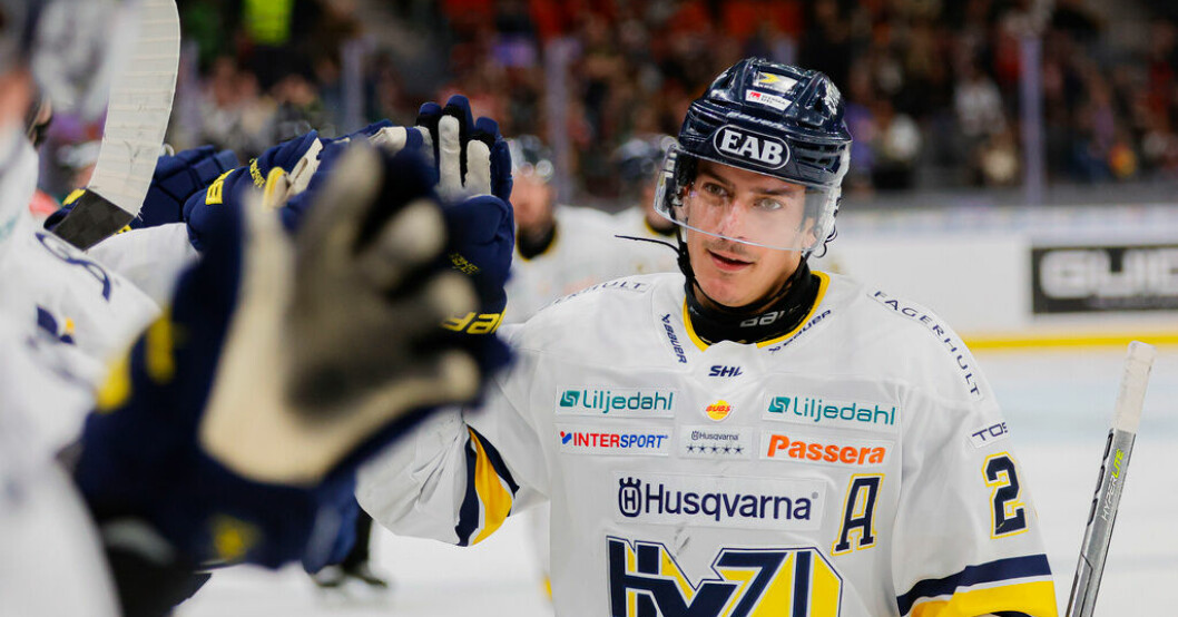 HV71:s André Petersson firar sin kvittering. Petersson hjälte – HV71 straffade Frölunda