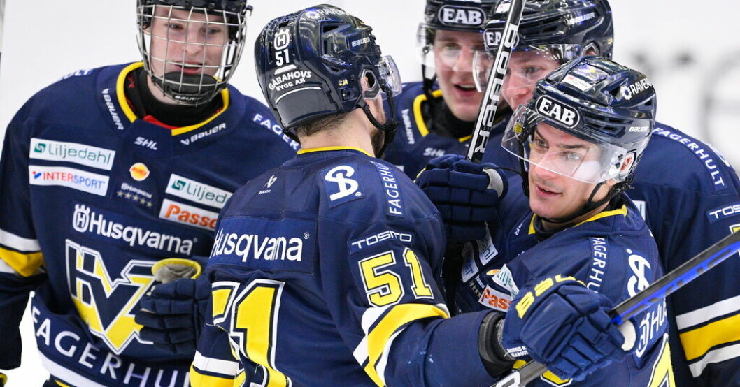 HV71-spelarna jublar efter ett mål. Klarar den klassiska Jönköpingsklubben att rädda SHL-kontraktet? Dramatiken i SHL – de matcherna kan avgöra
