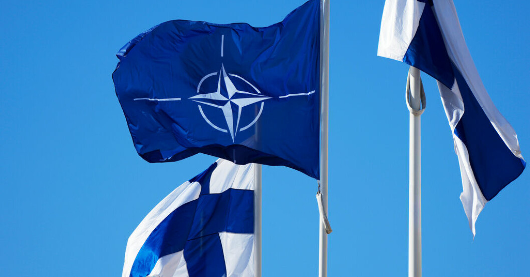 I april hissades Finlands flagga utanför Natohögkvarteret. Arkivbild. Fler är positiva till Nato