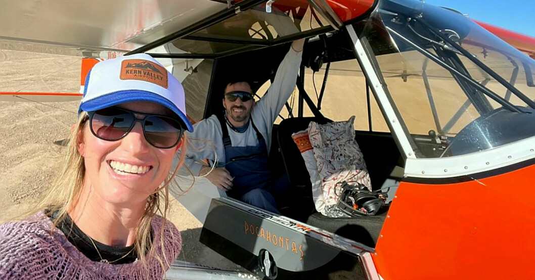 Jackie och hennes pojkvän Tobias i deras gemensamma flygplan.