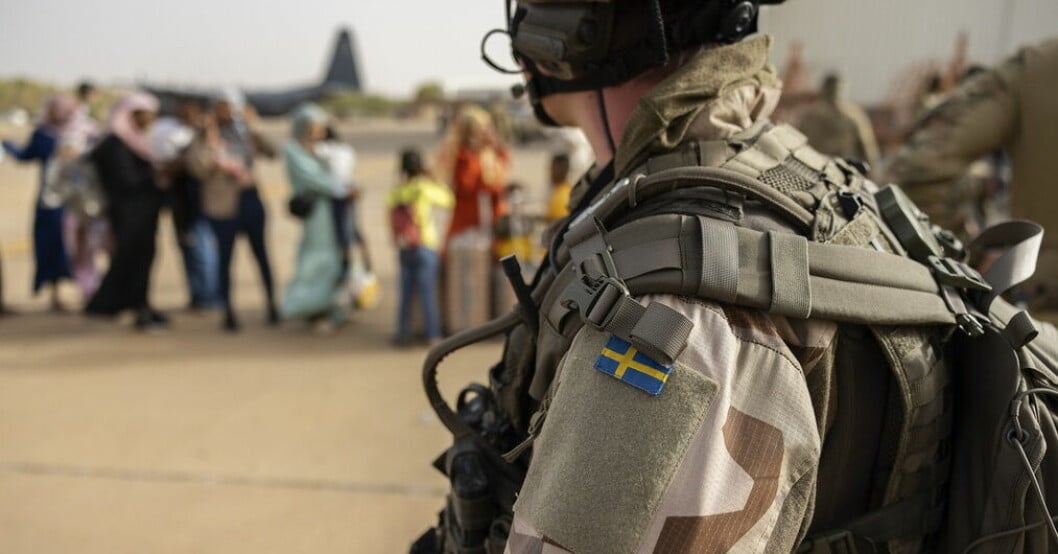 I söndags gav riksdagen klartecken att skicka en svensk styrka för att bistå med evakuering från Sudan. Den första evakueringen av svenskar sköttes dock av Frankrike. Så evakuerades svenskarna från Sudan