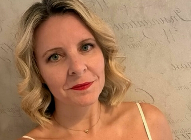 Sue hade ett hektiskt jobbschema under pandemin och tränade intensivt på gym. Hon trodde att hörselfelet och yrseln berodde på det. Sue hade ett hektiskt jobbschema under pandemin och tränade intensivt på gym. Hon trodde att hörselfelet och yrseln berodde på det.
