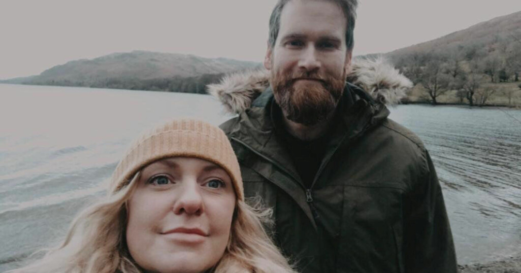 Jenna och Chris tog lätt på barnmorskans misstag: ”De är bara människor”, säger Chris. Jenna och Chris tillsammans framför en sjö.