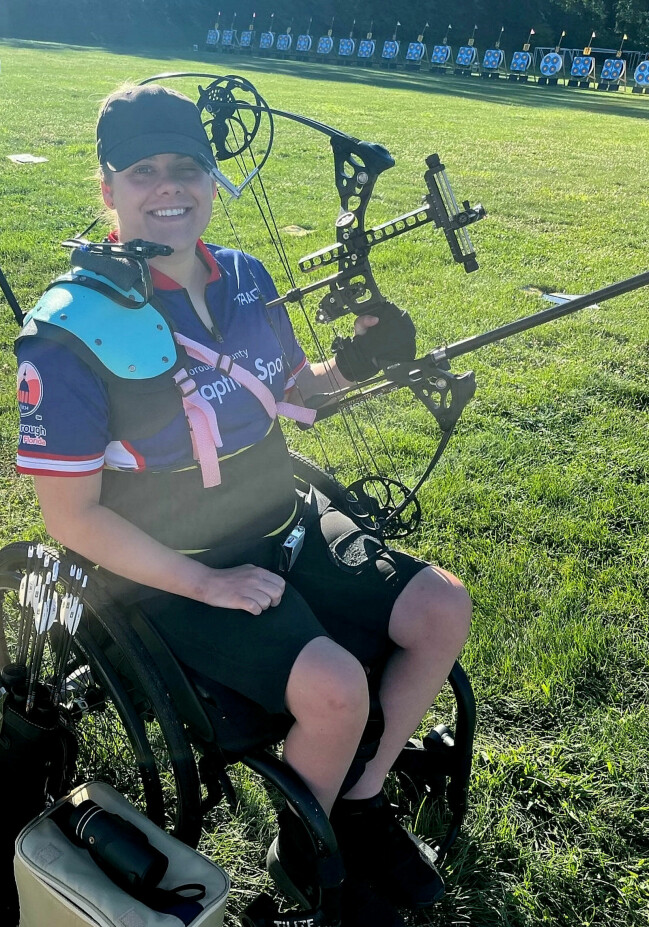 Nu är Tracy en professionell bågskytt och satsar på Paralympics i Paris 2024.