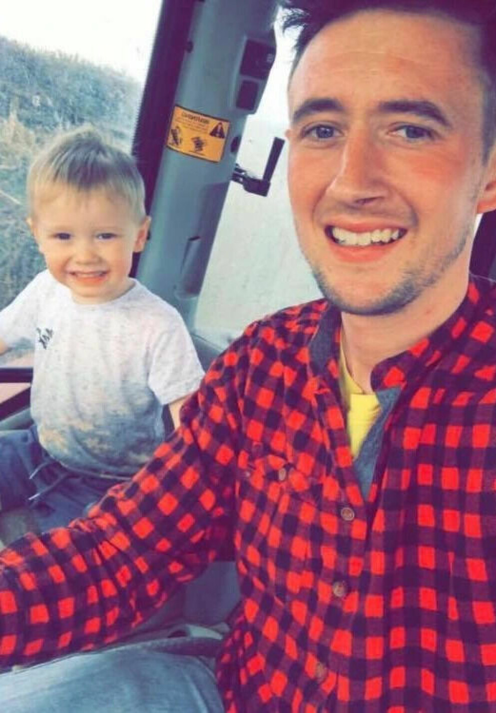 Ianto älskade traktorer och skulle följa i sin pappas fotspår och bli bonde. Ianto och pappa Guto i traktorn.