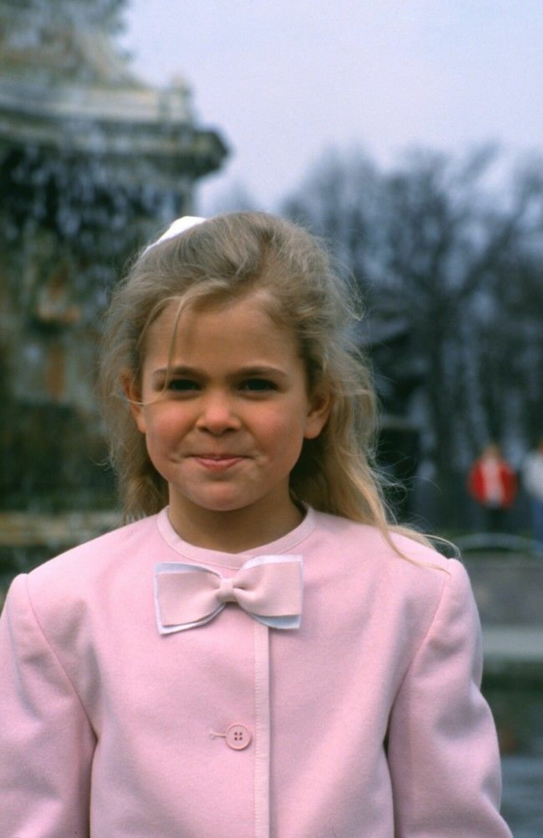 Så här såg prinsessan Madeleine ut i sin rosa 80-talskavaj när hon var en liten tjej.