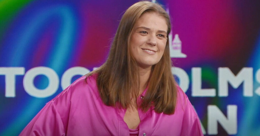 Ida Hallquist i Idol 2022 har en rosa skjorta.