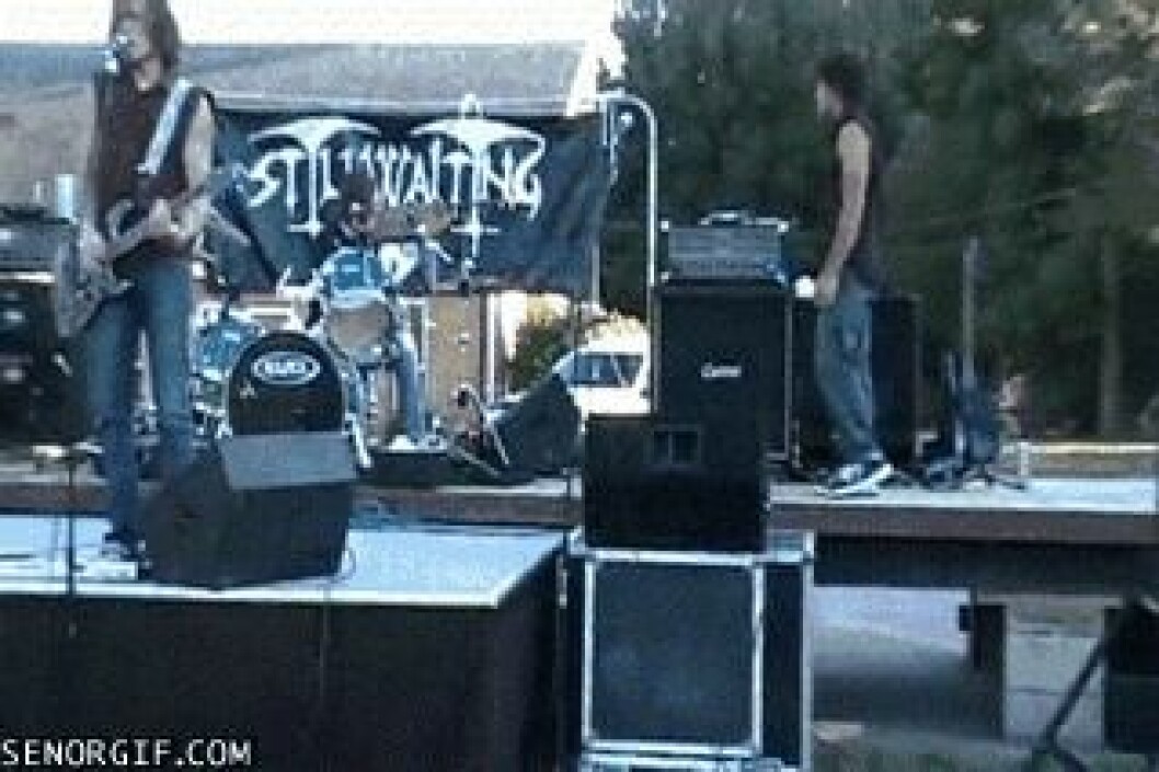 Via: <a href="http://giphy.com/gifs/fail-guitar-idiot-YSEWiaBormlH2" target="_blank" rel="noopener">Giphy</a> idiot10
