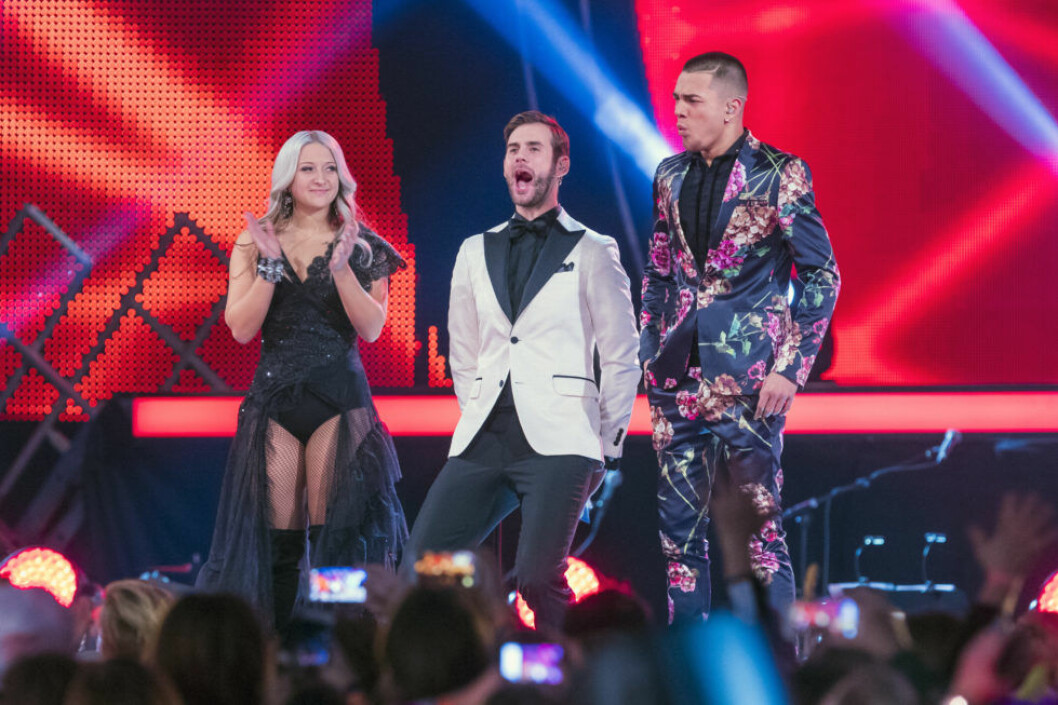 Idol 2016 Final i Globen. Liam Cacatian Thomassen och Rebecka Karlsson får höra Pär Lernström läsa upp resultatet. Idol 2016 Final i Globen. Liam Cacatian Thomassen och Rebecka Karlsson får höra Pär Lernström läsa upp resultatet.