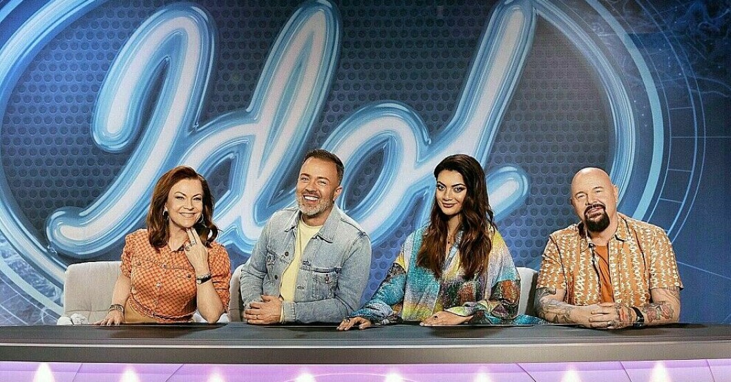 <span class=" italic" data-lab-italic_desktop="italic">Idol</span>juryn vid podiet. Idoljuryn i Idol 2021