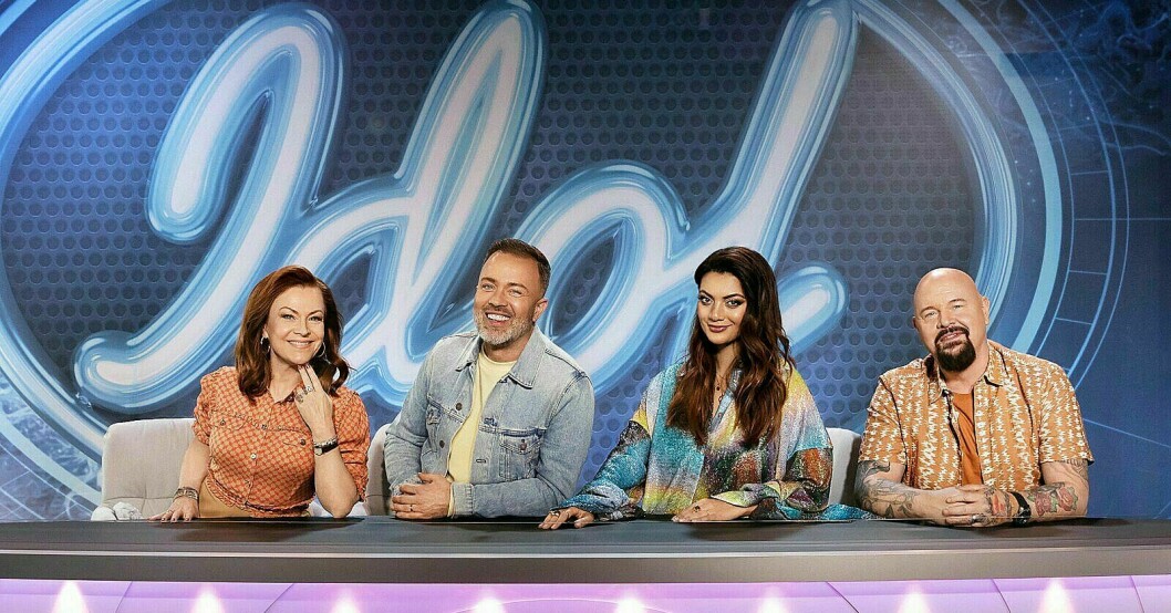 <span class=" italic" data-lab-italic_desktop="italic">Idol</span>juryn. Idoljuryn bakom podiet