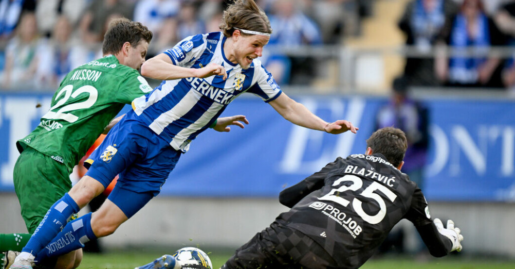 IFK Göteborgs Gustaf Norlin fälls i duell med Hammarbys Joel Nilsson – det räddade oavgjort 1–1 i matchen. Sen straff räddade poäng åt IFK Göteborg