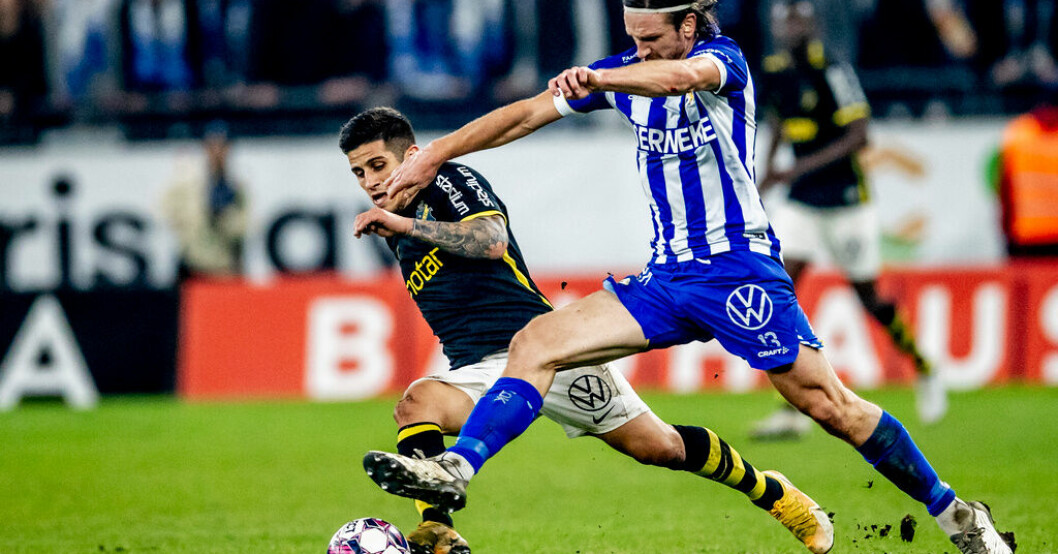 IFK Göteborgs Gustav Svensson i duell med AIK:s Nicolas Stefanelli under en match i allsvenskan i oktober 2022. Arkivbild. Gustav Svensson skadad – borta i flera veckor