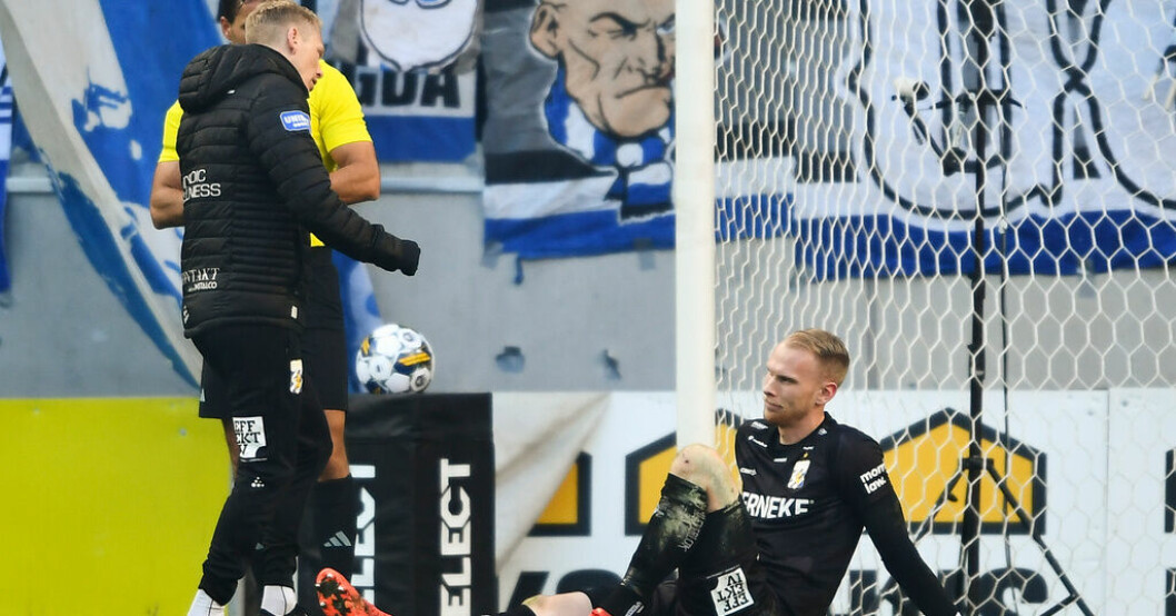 IFK Göteborgs målvakt Pontus Dahlberg drog på sig en skada i samband Kalmar FF:s första mål i 2–0-segern. Dubbla blåvita smällar – förlust och målvaktsskada