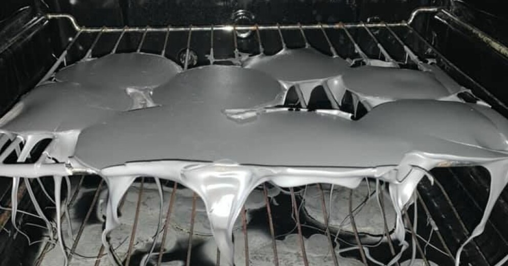 Plastbrickan med lång hållbarhet hade inte så långt liv ändå. Det räckte med en skjuts in i ugnen för att den skulle förstöra både sig själv och ugnen. Nu ställer sig Tiana Lowe frågande varför Ikea säljer en plastprodukt som ser ut som en ugnsplåt. Tiana Lowes ugn