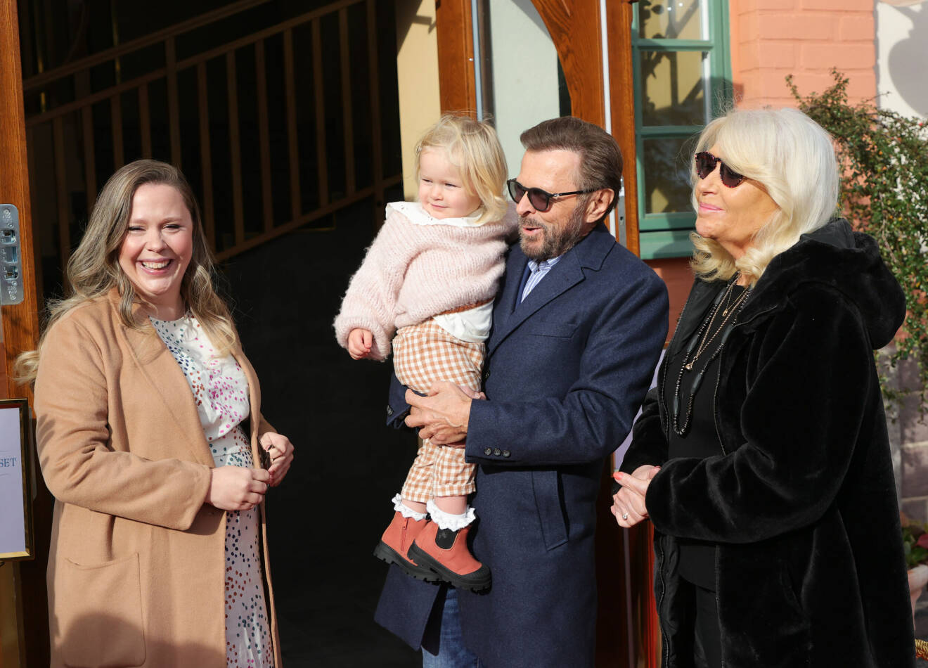 Björn Ulvaeus tillsammans med barnbarnet Hedvig och dottern Anna och hustru Lena i samband med pressträff på Slottsholmen.