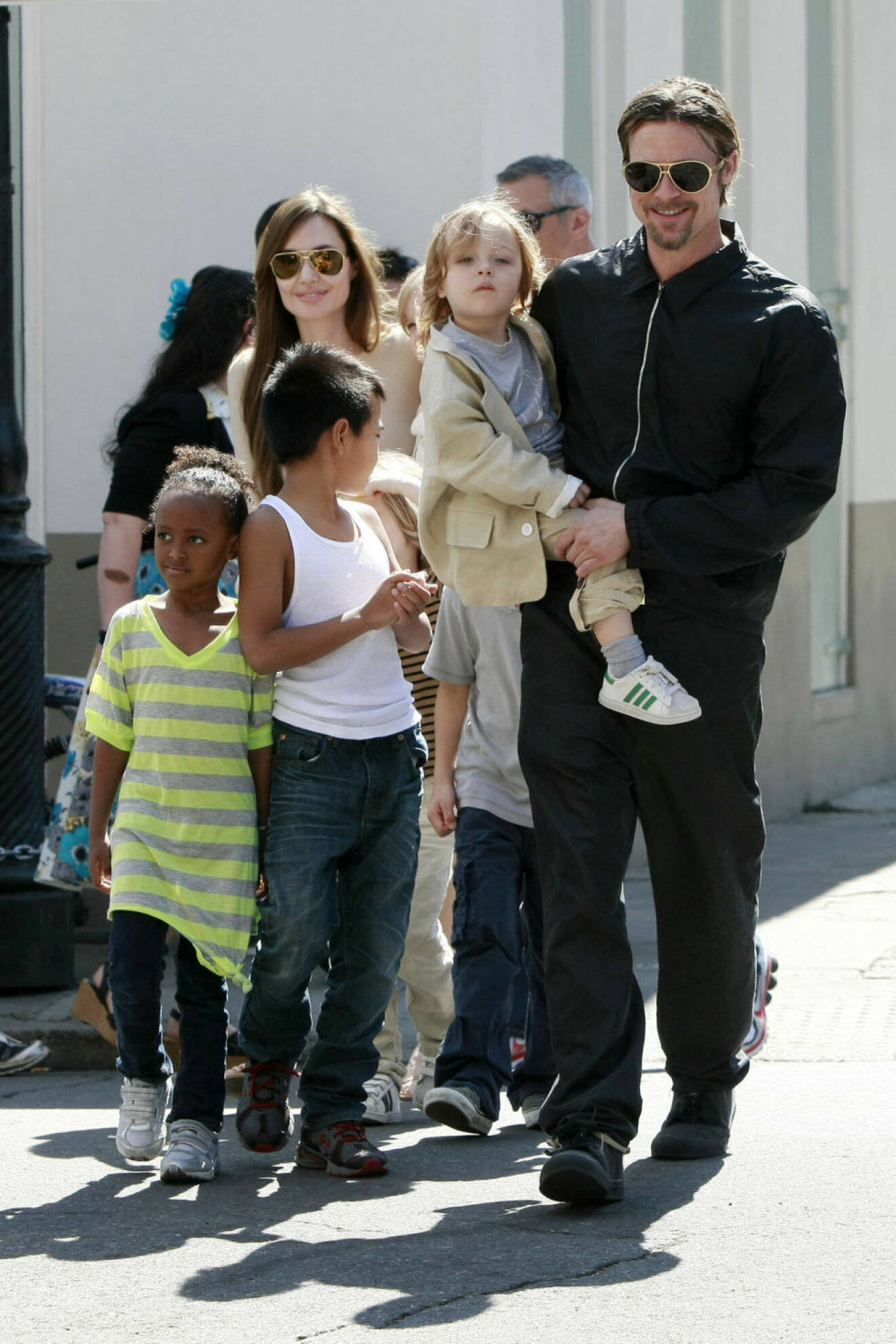 Angelina, Brad och barnen under en semester 2011. Nu har Angelina vårdnaden om deras sex barn.