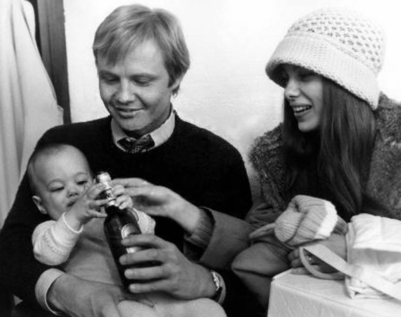 Family Picture: Angelina Jolie as a baby with her parents Jon Voight and Marcheline Bertrand in 1975. 74018 EDITORIAL USE ONLY Foto: Scope Features / IBL