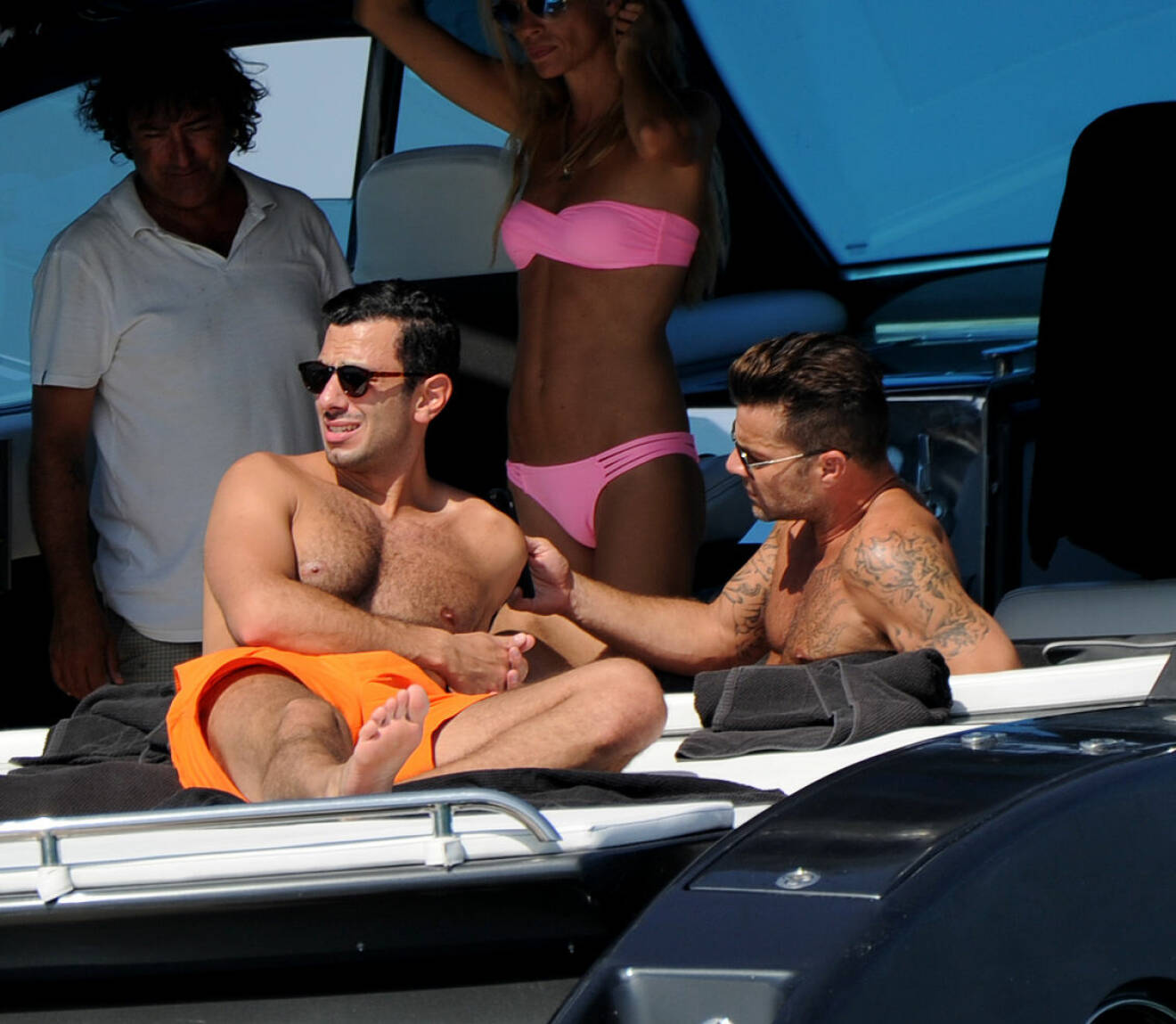 Här ser vi Ricky Martin på Ibiza där han myser med sin svenska kille Jwan Yosef.