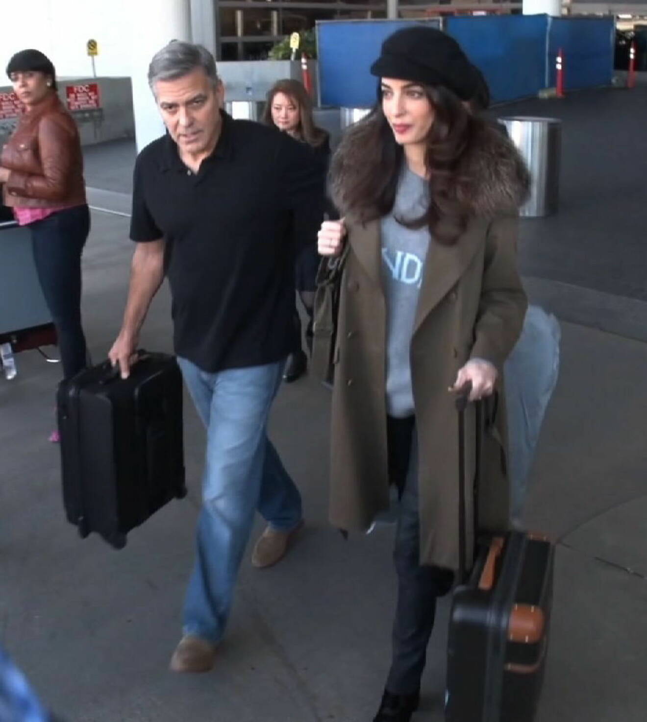 George Clooney med sin gravida fru Amal 