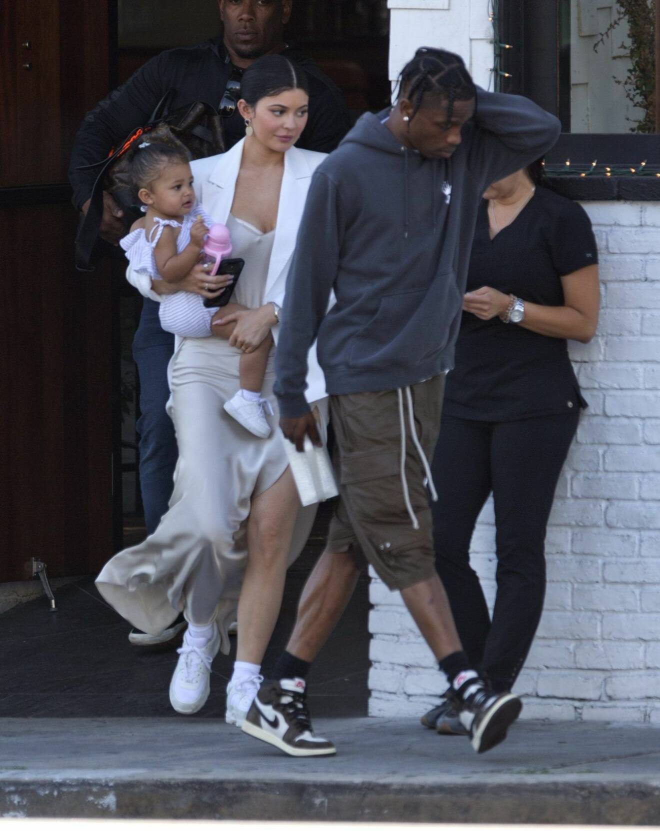 Kylie och Travis med dottern Stormi.