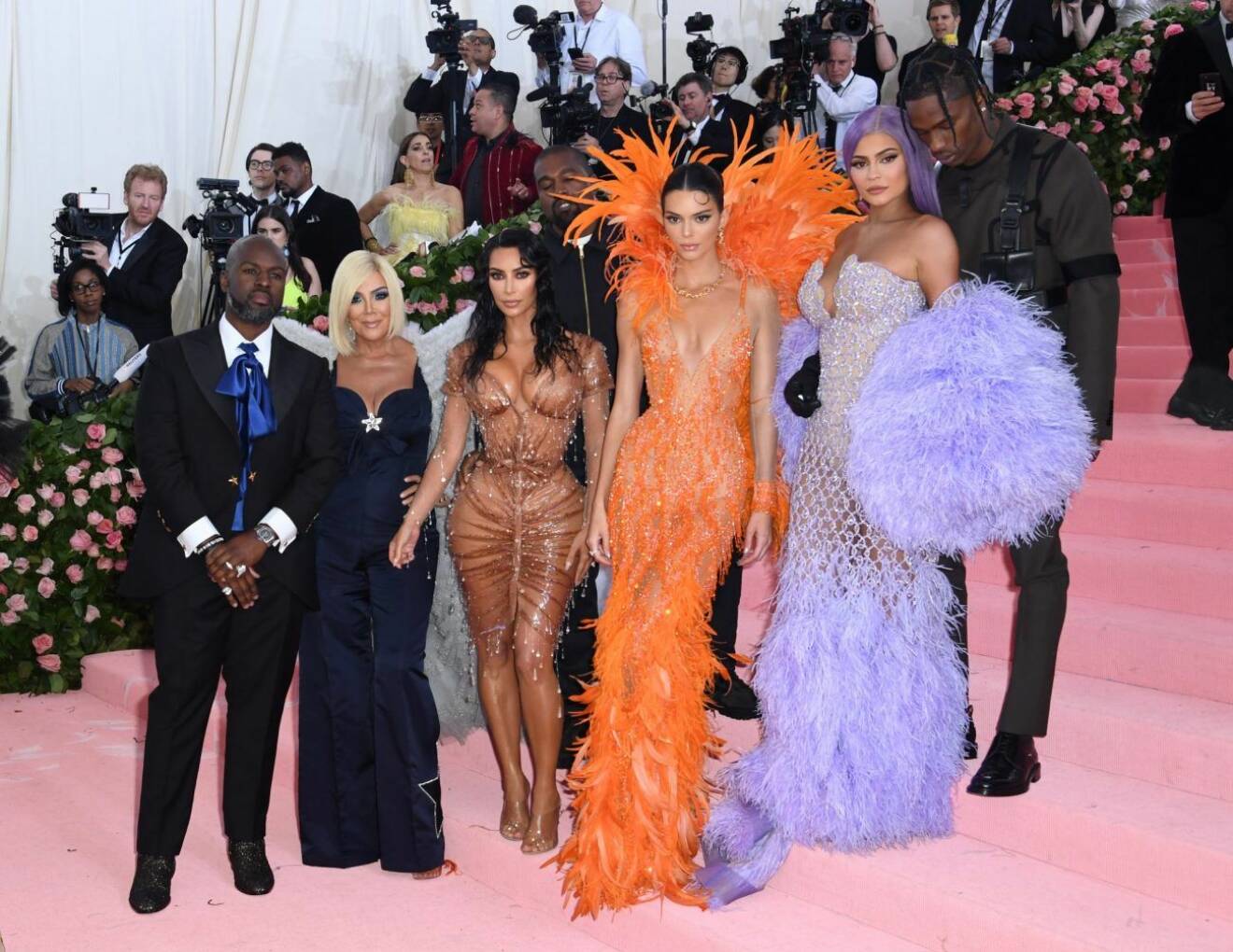 Delar av familjen Kardashian på rosa mattan under Met-galan
