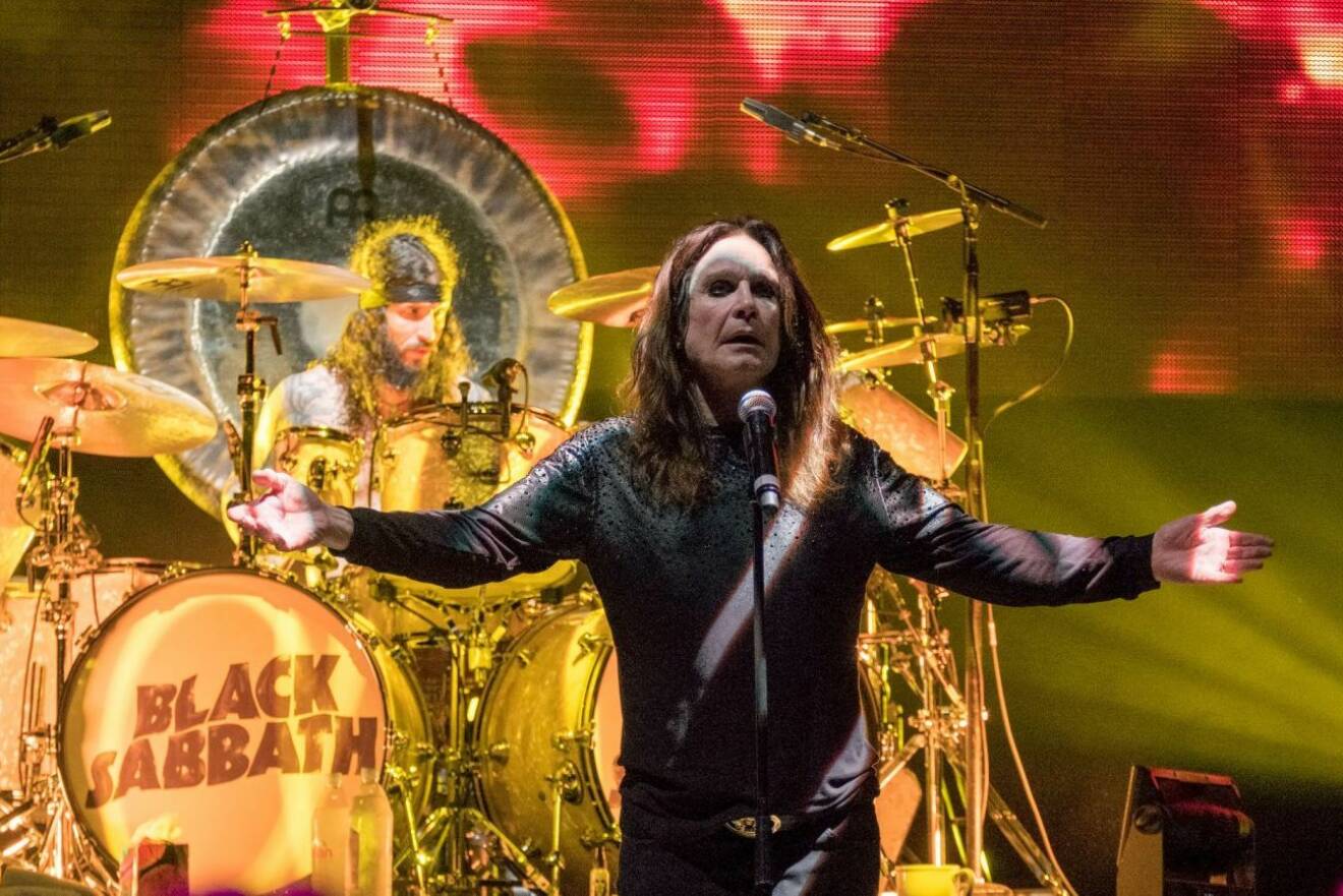 Ozzy Osbourne har tidigare spelat i heavy metal-bandet Black Sabbath, men turnerar nu under sitt eget namn.