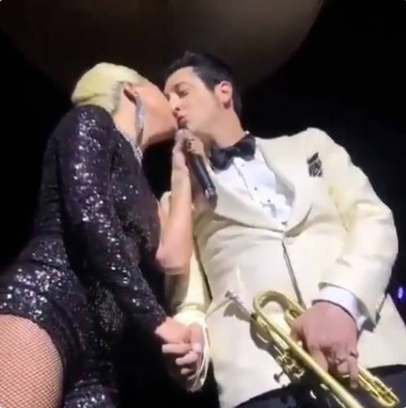 Lady Gaga kysser sin kollega