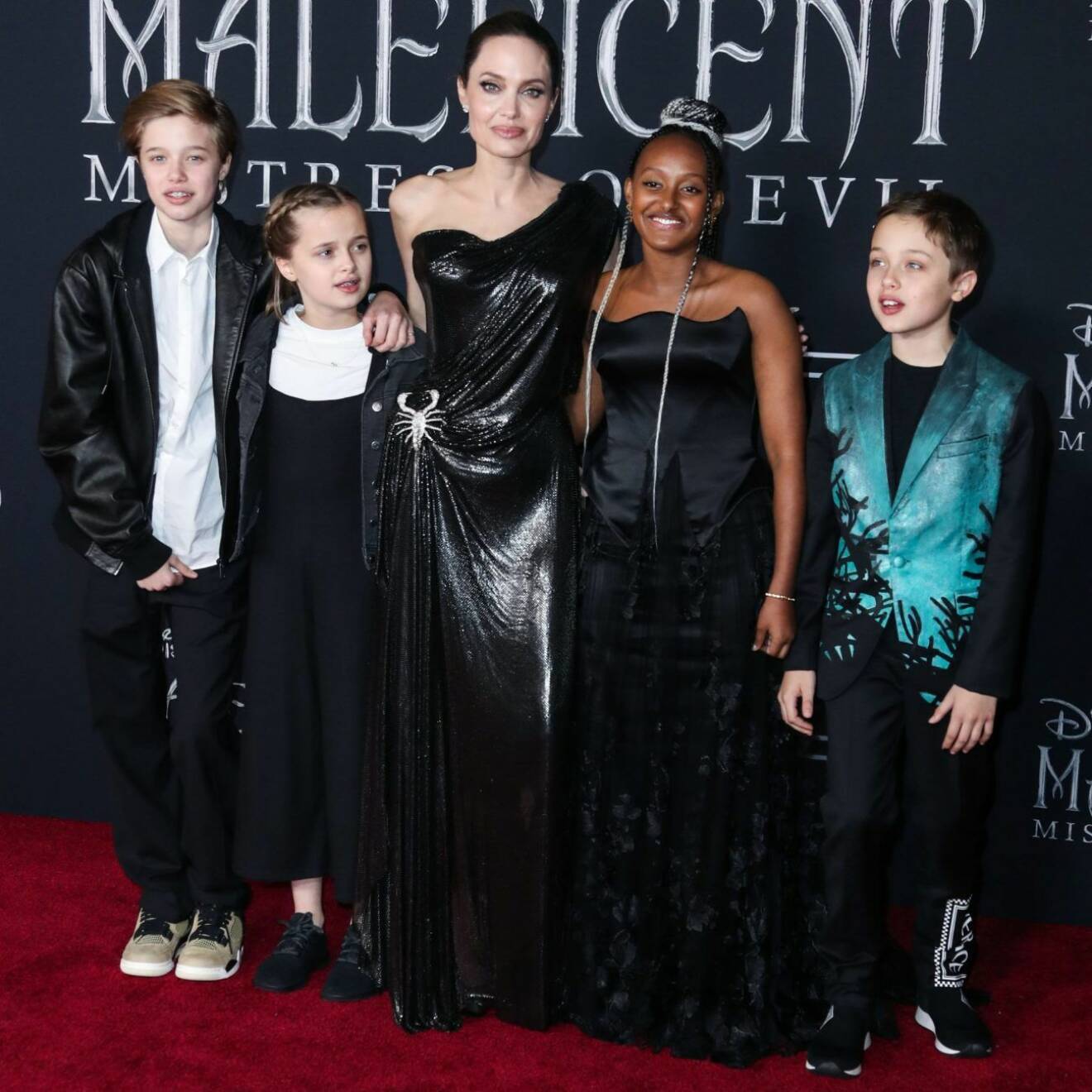 Angelina Jolie med barnen Pax, Zahara, Shiloh, Know och Vivienne på premiären av Maleficent: Mistress of evil.