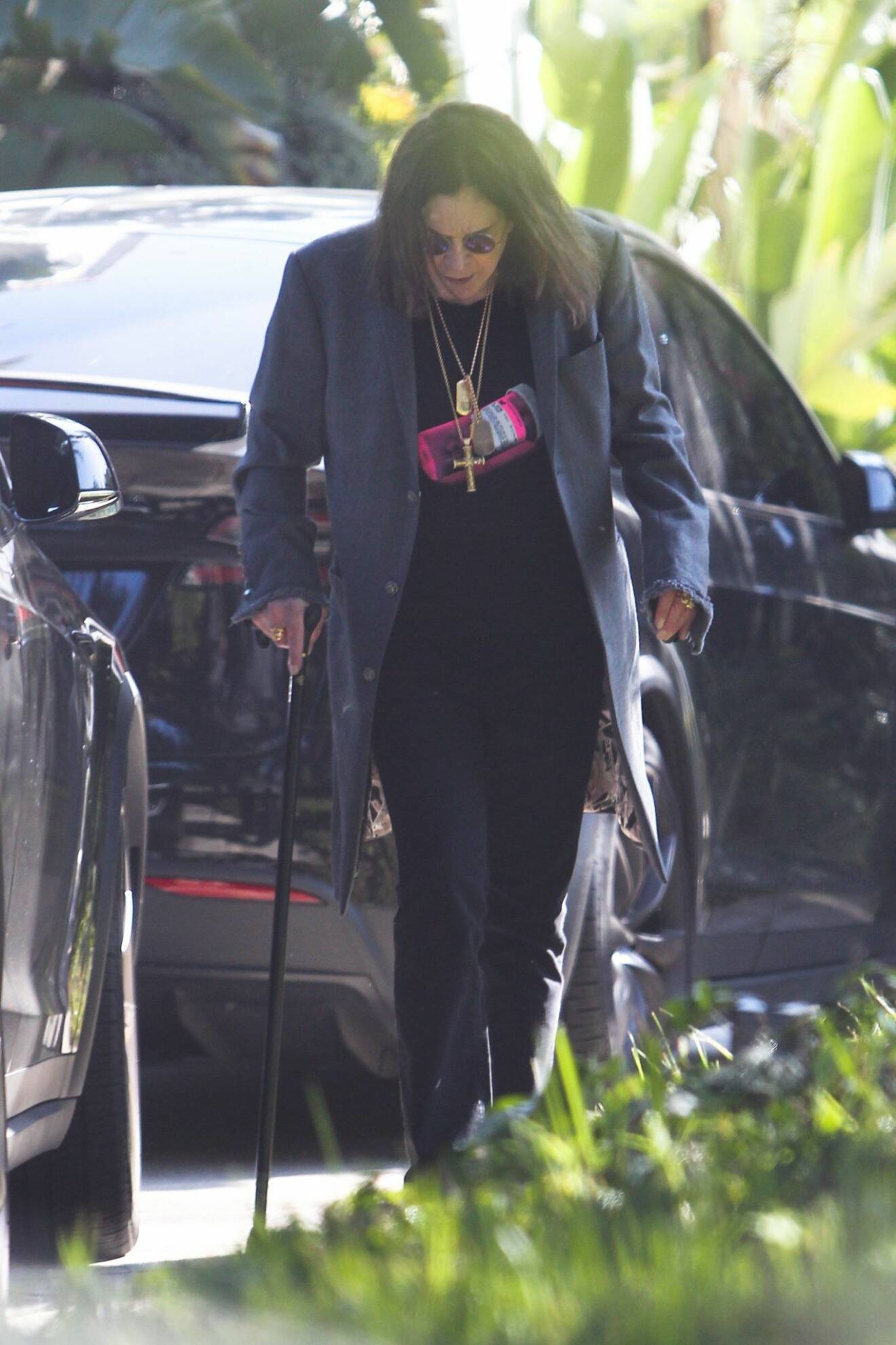 En av få bilder på Ozzy Osbourne under 2019, här på promenad i augusti.