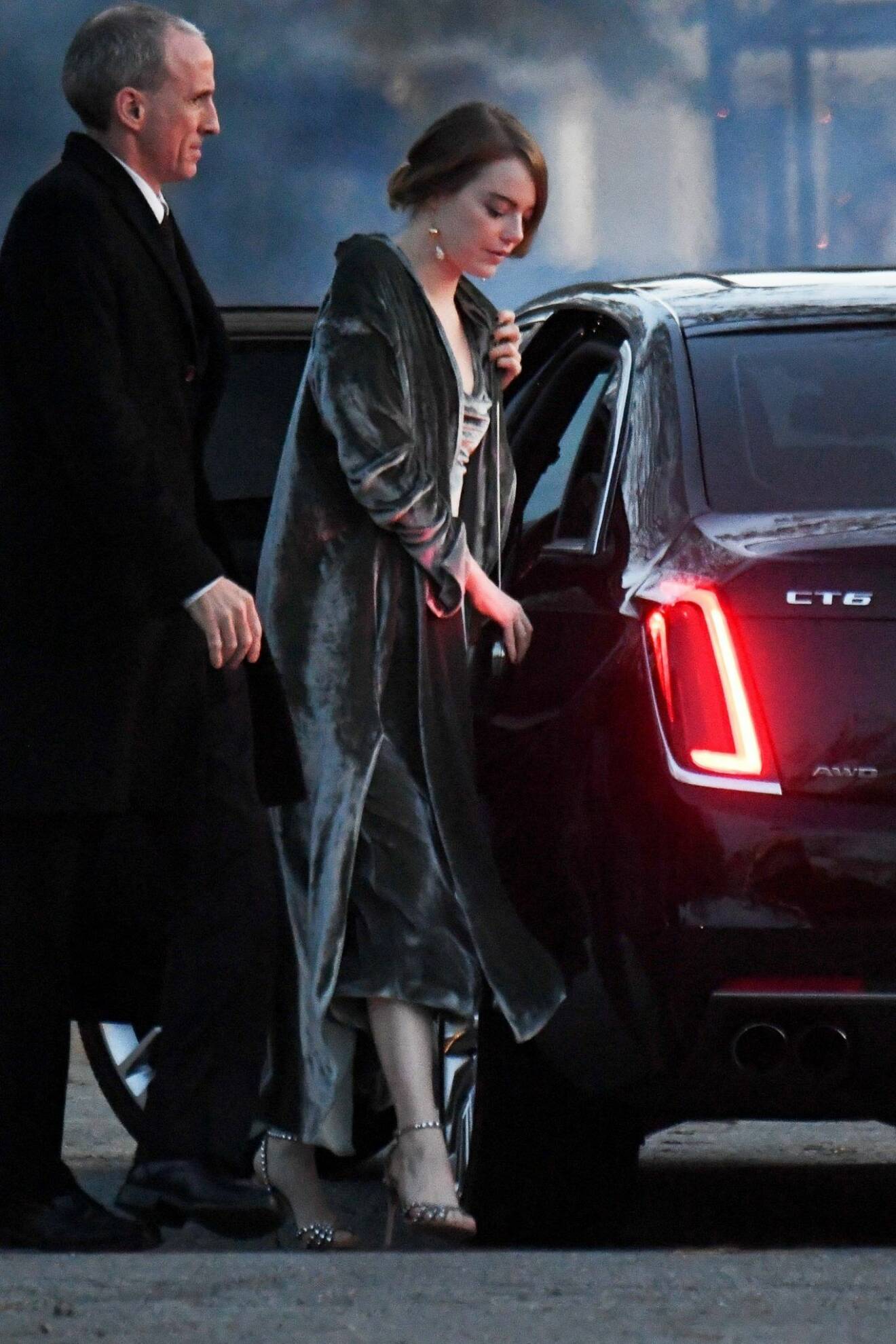 Emma Stone på väg till Jennifer Lawrences bröllop