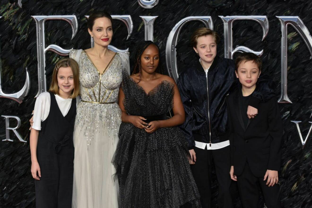 Angelina Jolie med sina barn på röda mattan