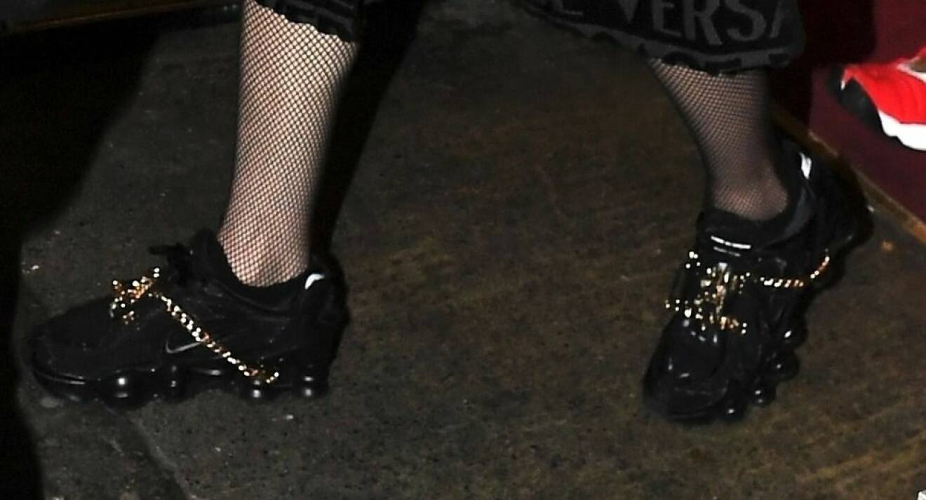 Madonna har bytt till platta skor. 