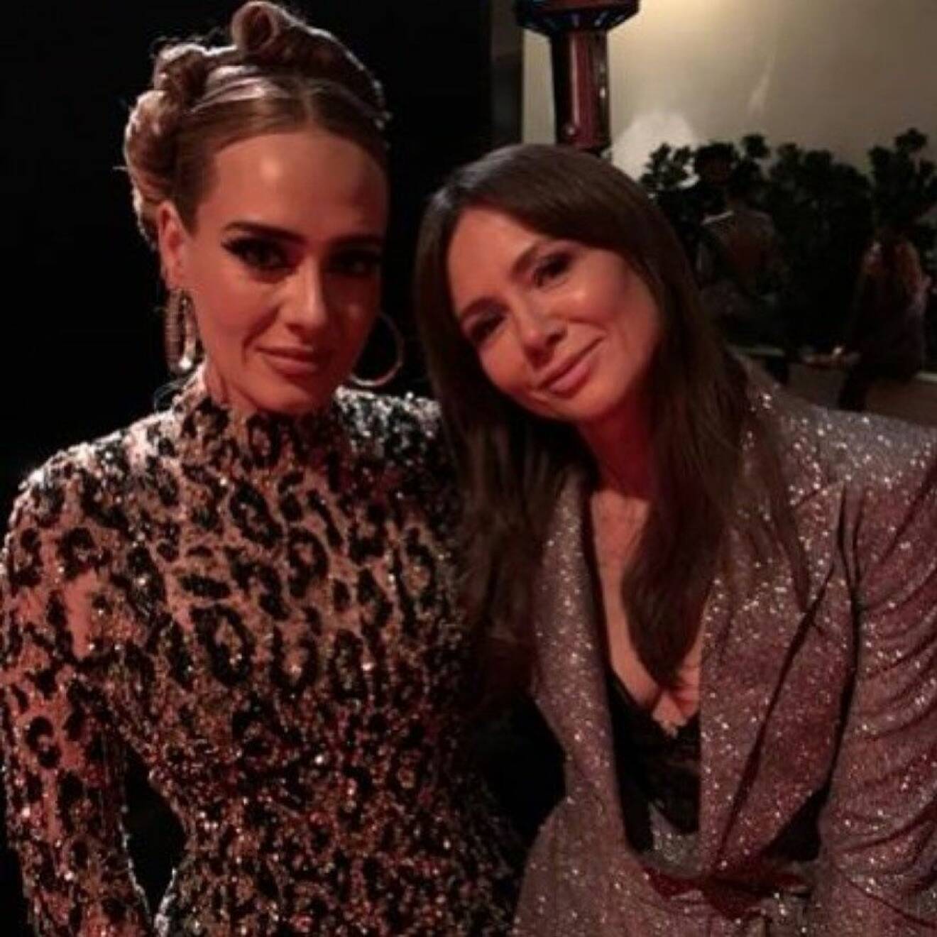 Adele strålade i en leopardmönstrad klänning på Beyoncés efterfest – på bilden tillsammans me Kinga Rusin. 