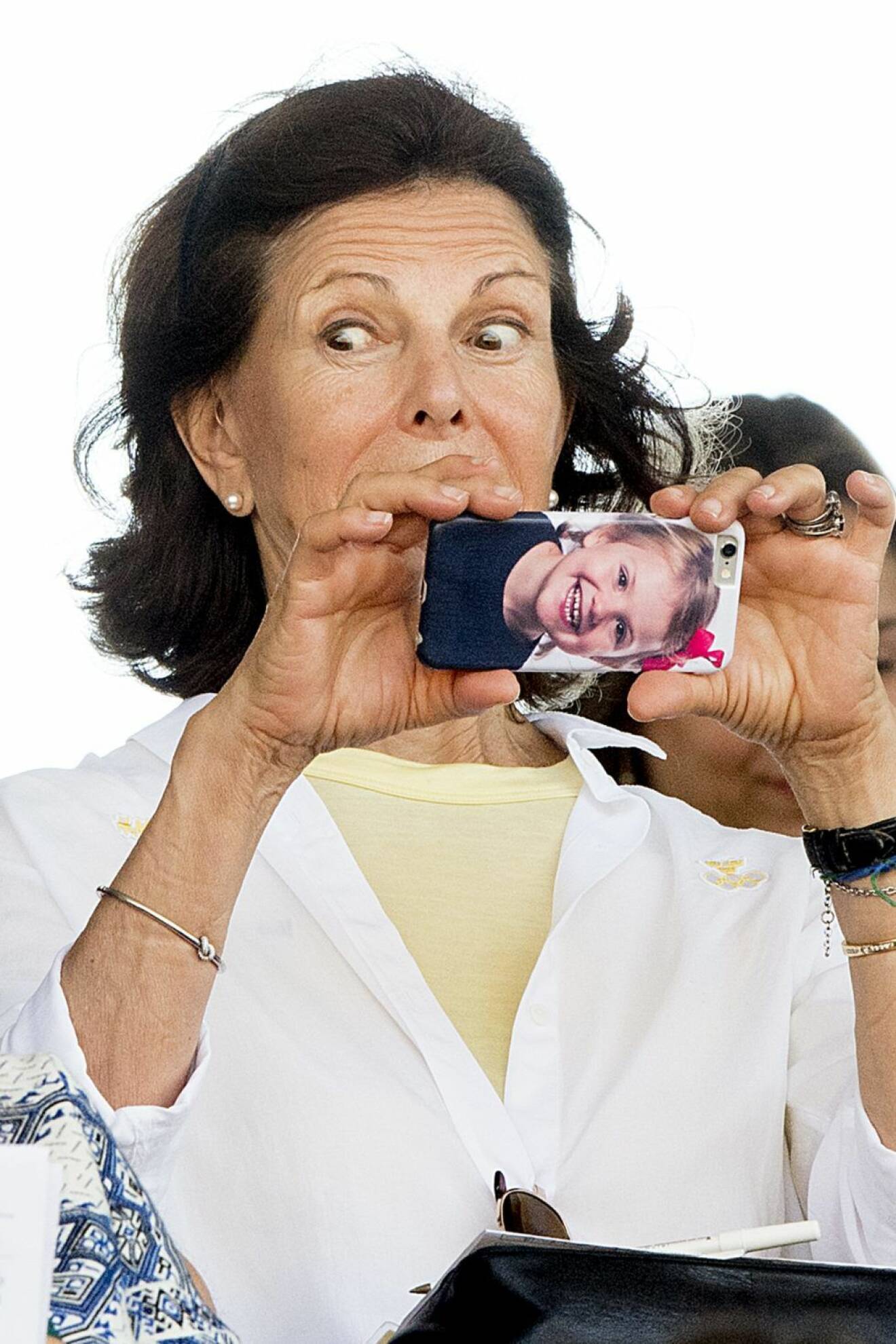 Mormor Silvia har naturligtvis Estelle på sitt mobilskal. Hon sjunger "ja må hon leva" för sitt barnbarn via Skype! 